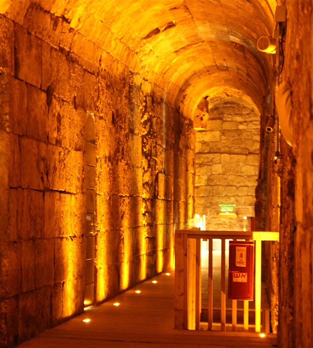 the kotel tunnels english tour